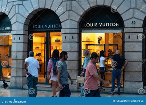 parcheggio louis vuitton verona|Louis Vuitton negozi a Verona, telefono, indirizzo e orari .